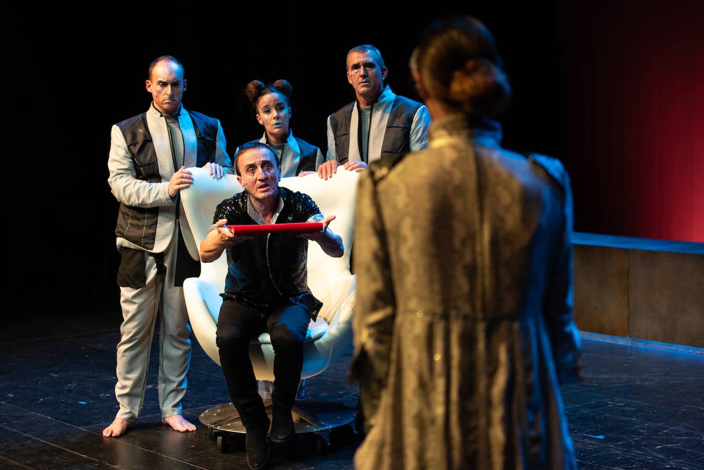 Ghero antzezlanaren eszena bat, Mikel Martínez erdian dagoela.