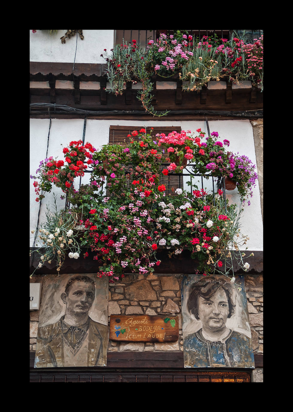 El pueblo no ha dejado nada al azar para convertir cada rincón en una pieza de museo. Fachadas encaladas, artesonados barnizados, profusión de flores, un pavimento cuidado... todo es poco para Mogarraz.