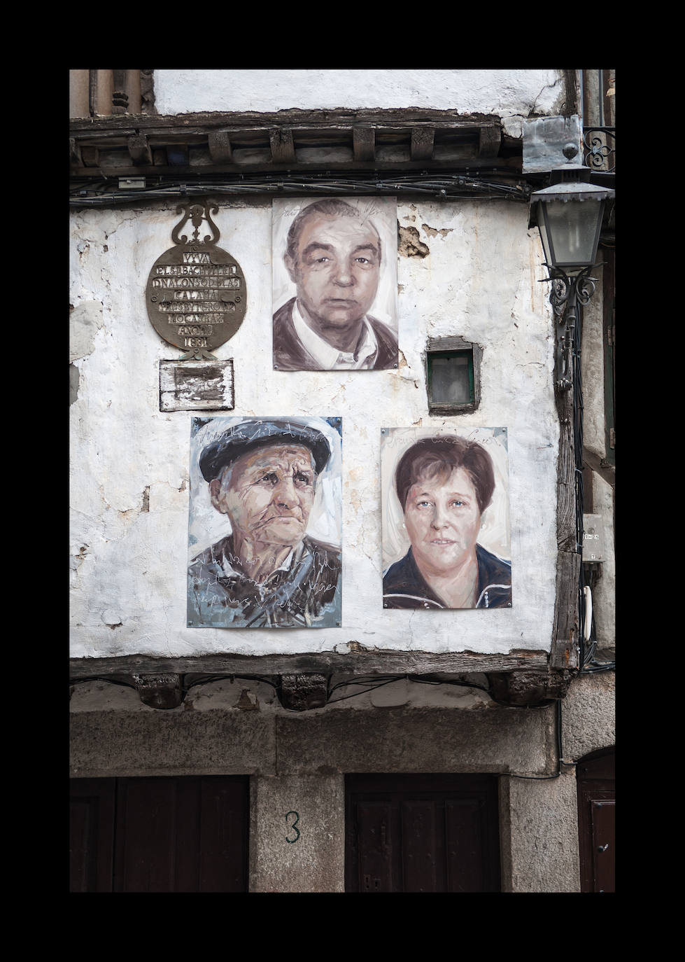 Los retratos, aunque importantes, son sólo una parte del atractivo de Mogarraz. La Torre del Campanil, las fuentes y dinteles, su industria del bordado, tradiciones como las del cerdo de San Antón y una gastronomía serrana donde destacan el cabrito cuchifrito, las patatas meneás o el zorongollo, una ensalada de pimientos asados.