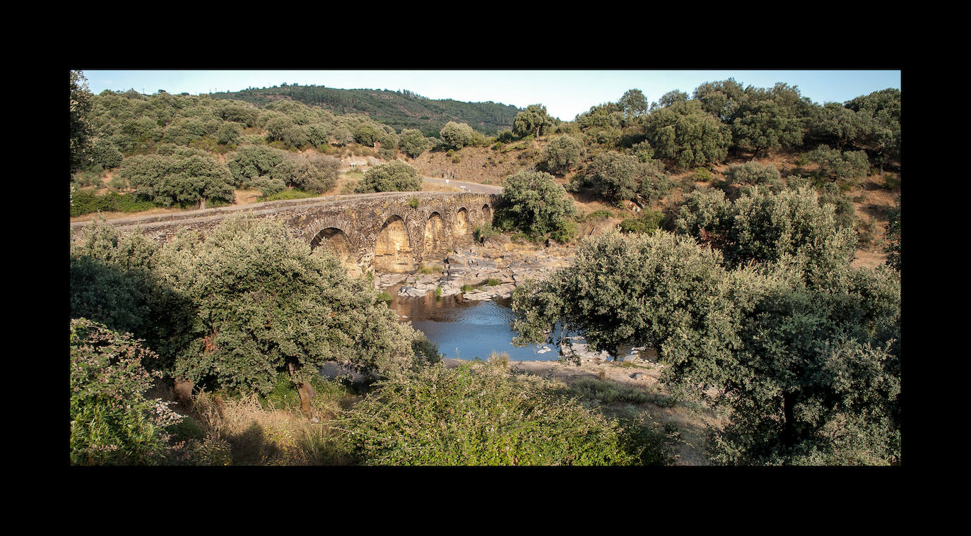 Puente romano de Sotoserrano sobre el río Alagón, cerca de Santibañez de la Sierra, con una pequeña playa fluvial donde echar la caña sin que nada ni nadie te molesten. La zona está rodeada de cerezos, que pintan el paisaje de un ligero tono rosa en marzo o abril, los meses de floración.