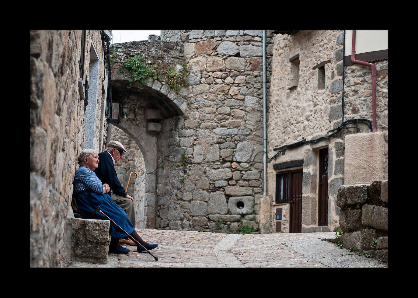 Pareja de ancianos en Miranda del Castañar. El sur de Salamanca es un buen ejemplo de la españa desolada, comarcas del interior muy envejecidas que sólo salen de su habitual aislamiento en periodos de vacaciones, cuando al regreso de los más jóvenes se une la avalancha de turistas.