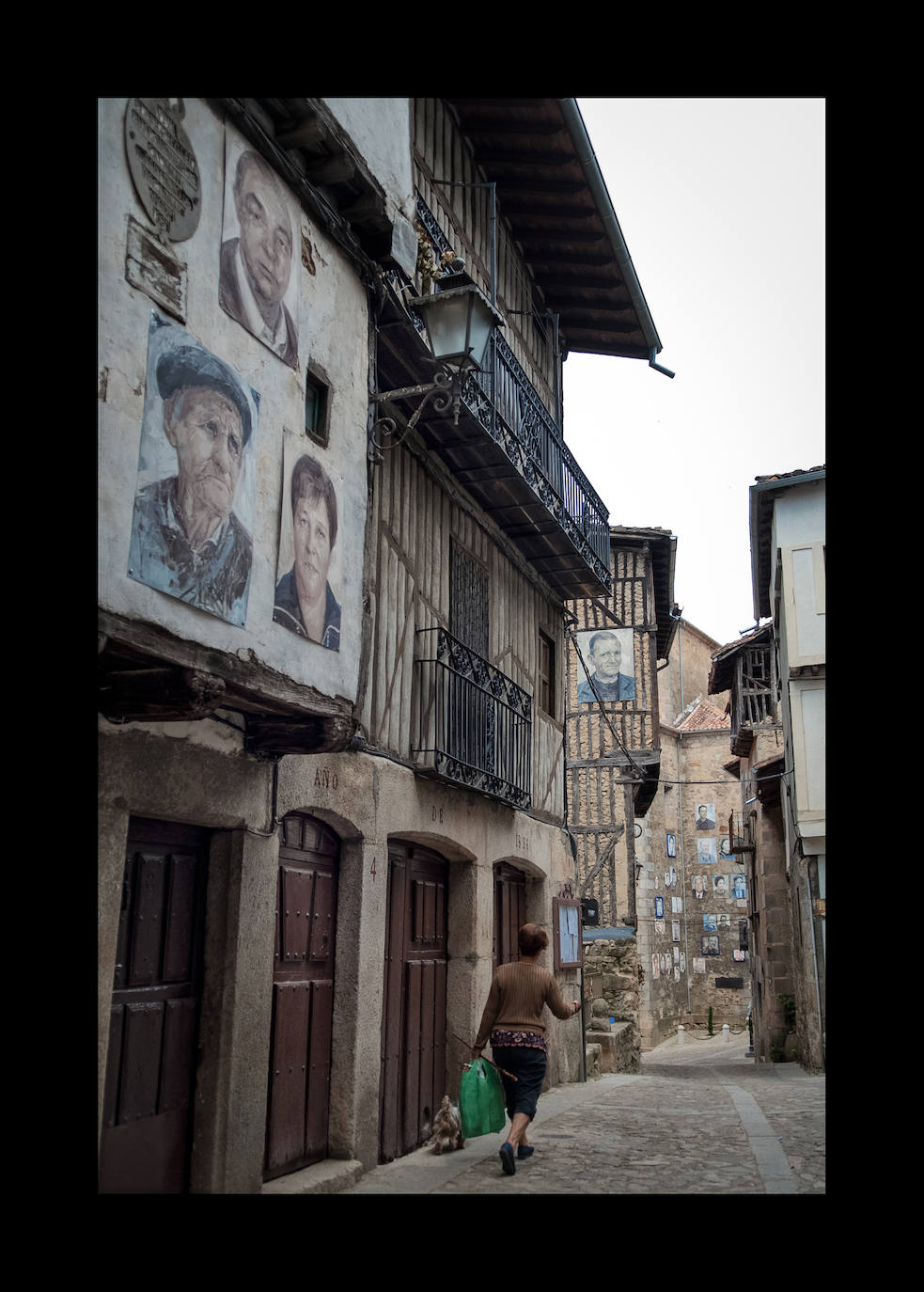 Mogarraz no hizo distingos entre sus habitantes y aparecen retratados todos, ricos y pobres, hombres y mujeres. El espectáculo ha atraído a turistas de todo el mundo, deslumbrados por el trazado medieval y también por sus ricas tradiciones. La localidad cuenta con una oferta hostelera -apartamentos y casas rurales- que ha sabido respetar el entorno.