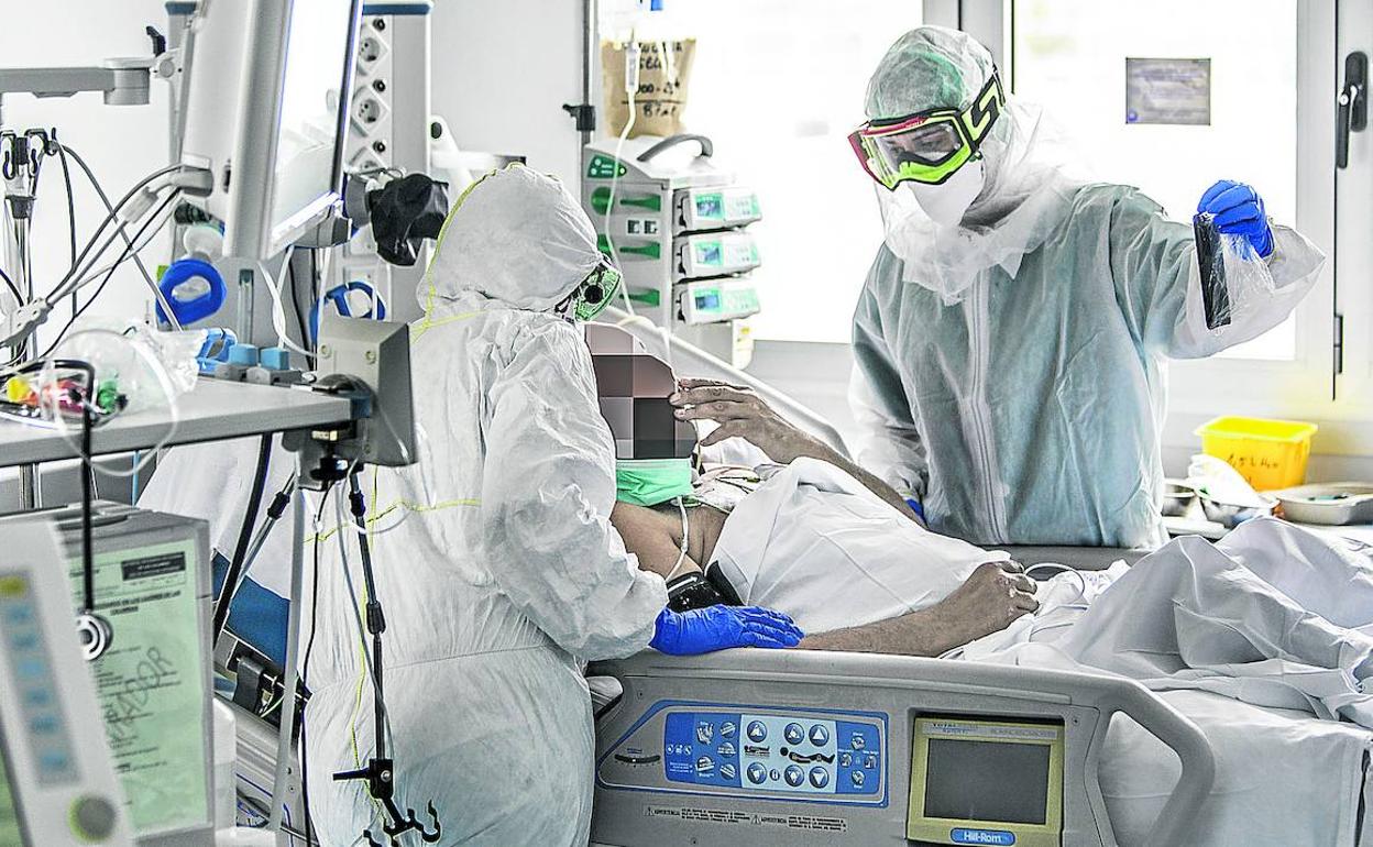 Sanitarios de una de las UCI de Txagorritxu atienden a un paciente durante la crisis del coronavirus.