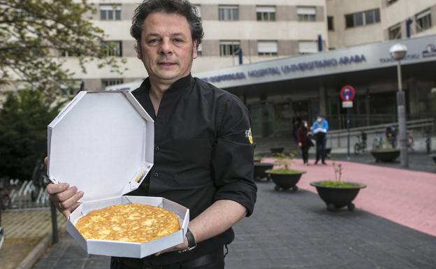 Raúl Rubio, del Txiki vitoriano, con una de las decenas de tortillas que entrega cada día en los hospitales de la ciudad para dar una alegría al personal sanitario. 