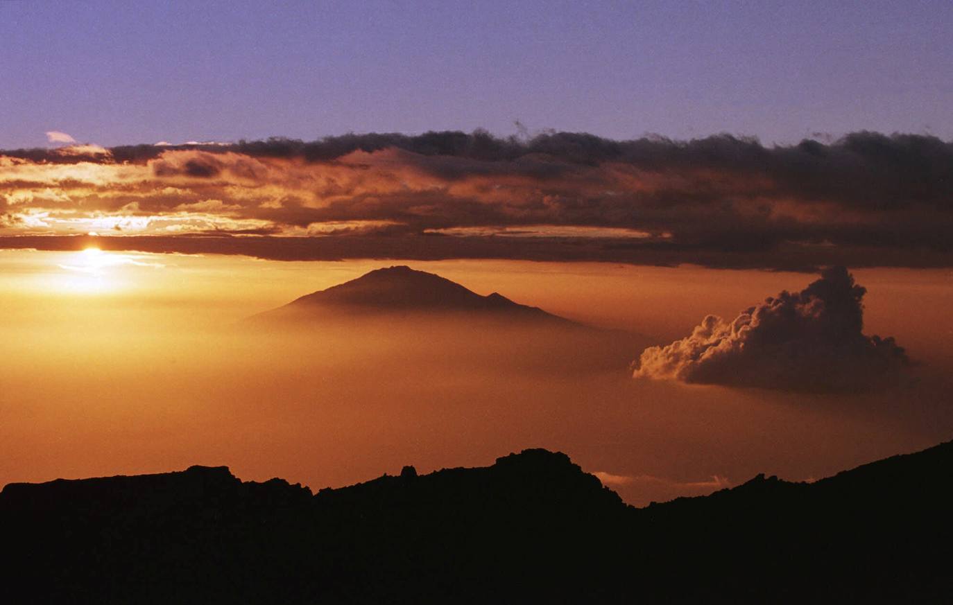 El sol se pone sobre el pico Mawenzi en el monte Kilimanjaro, en Tanzania. La mística del Kilimanjaro atrae a escaladores de todos los rincones del mundo.