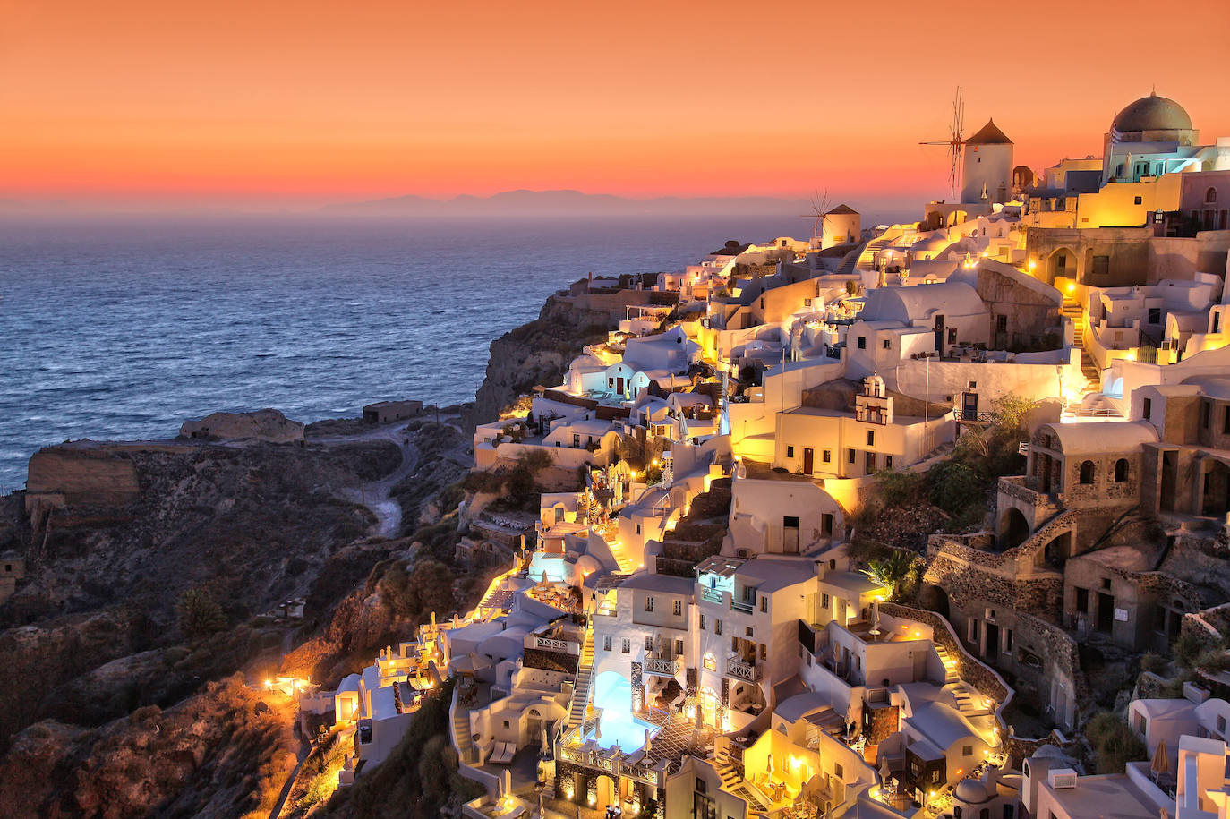 Espectacular anochecer en Santorini. Desde la playa de Oia se puede ver un ocaso perfecto.