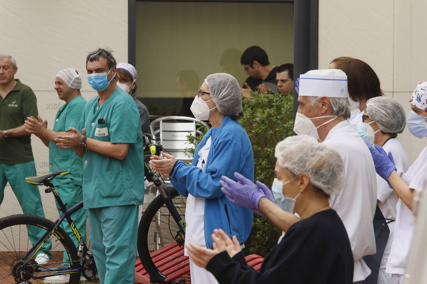 Trabajadores concentrados en protesta por la muerte de un compañero sanitario. 