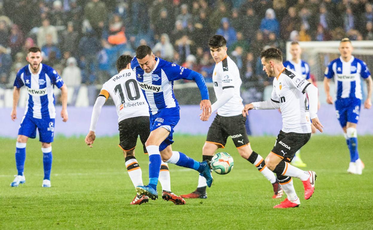Camarasa intenta zafarse de Parejo en el partido ante el Valencia. 