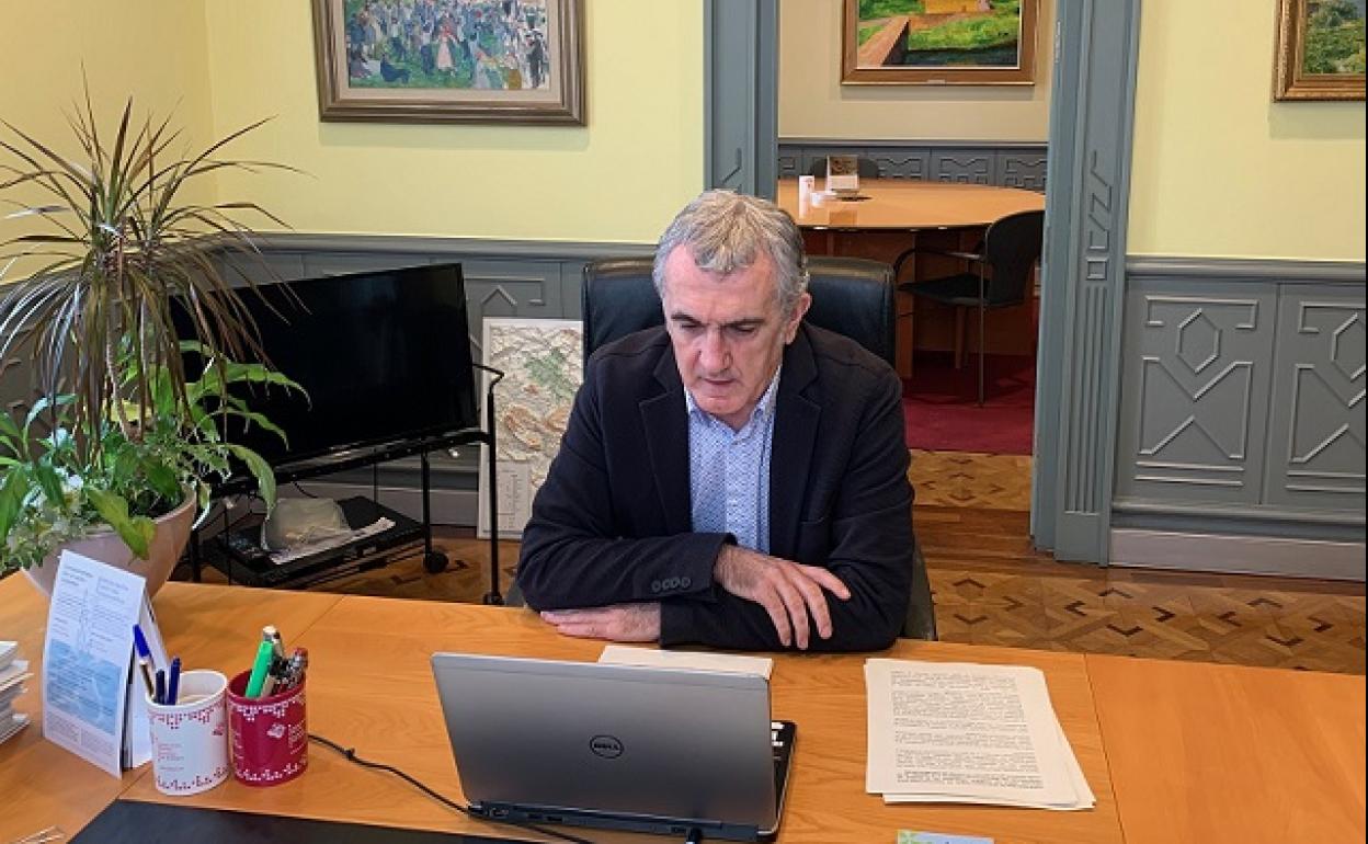 El diputado Eduardo Aguinaco, durante su comparecencia telemática ante las Juntas Generales.