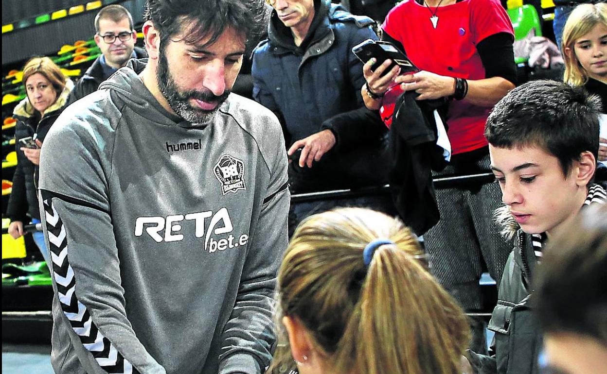 Mumbrú firma un autógrafo tras un entrenamiento abierto al público infantil en Miribilla. 