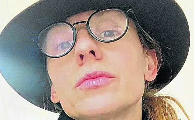 Eugenia Griffero piensa en el futuro del Festival Internacional de Grabado de Bilbao.