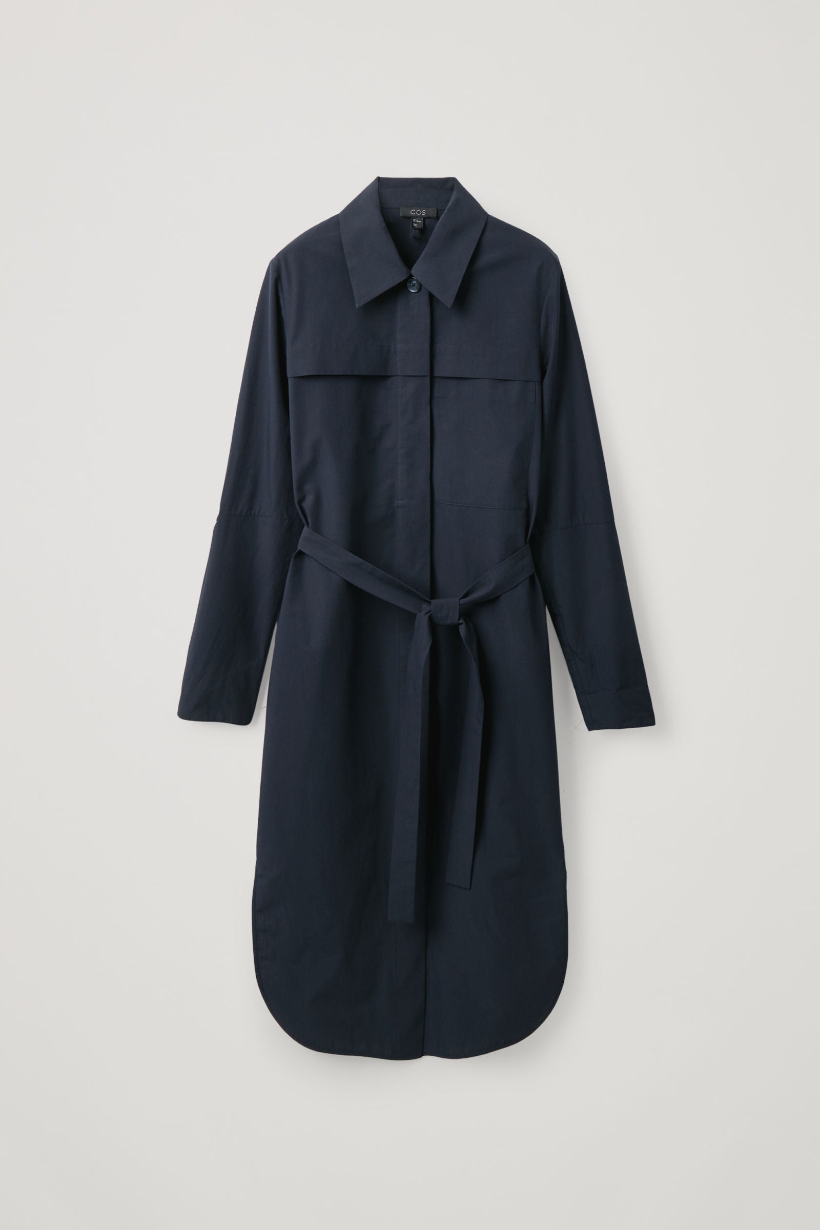 Vestido azul marino de lyocell, de COS (125 euros).