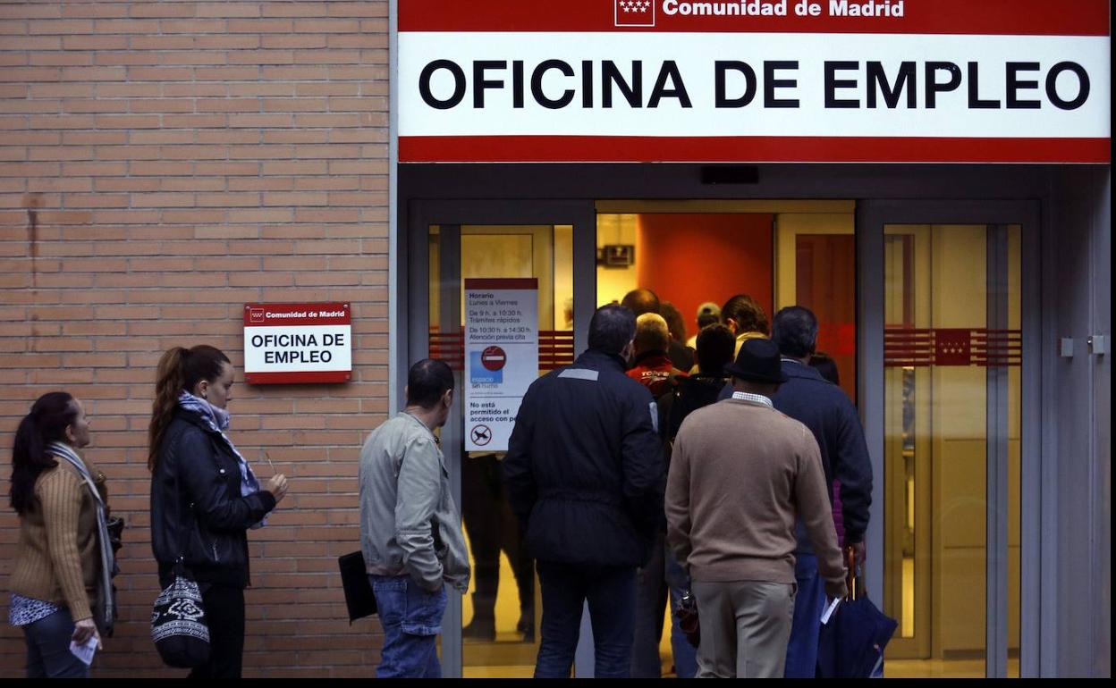 Ciudadanos entrando a una oficina de empleo antes de la crisis del coronavirus.