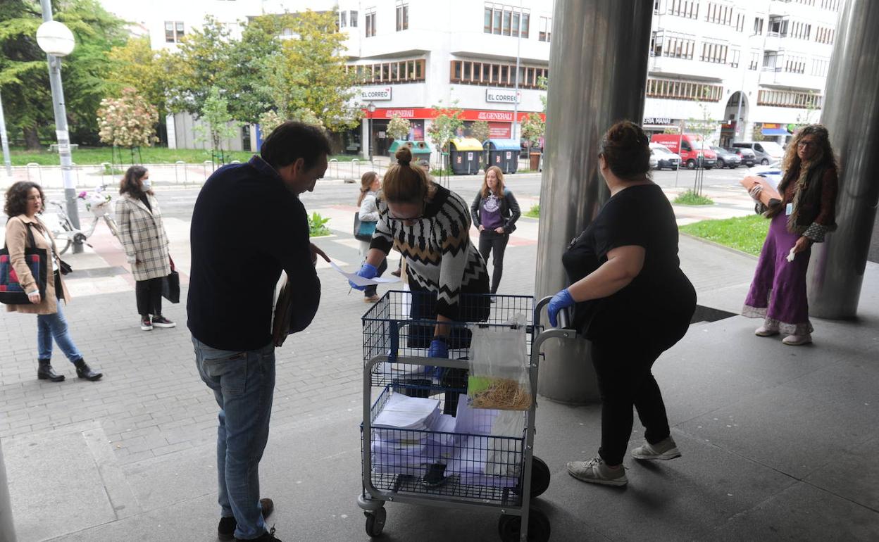 Procuradores alaveses entregaron ayer demandas que será registradas el lunes. 