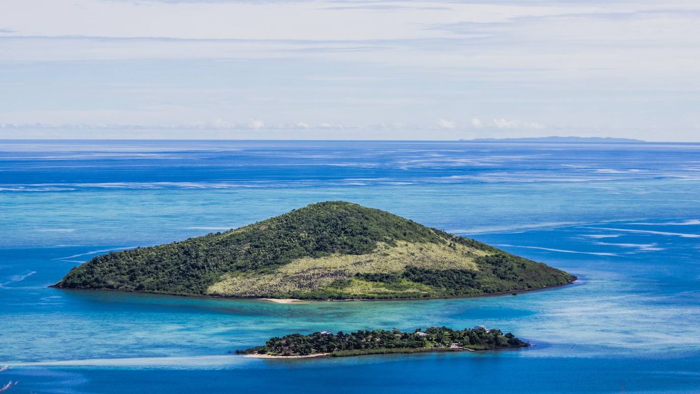 Con sus aguas cristalinas, Fiji y sus 333 islas albergan una de las mayores reservas de animales marinos del mundo. Con largas playas de arena blanca y palmeras, están a más de 17.600 kilómetros. Un destino donde olvidarse de todo.