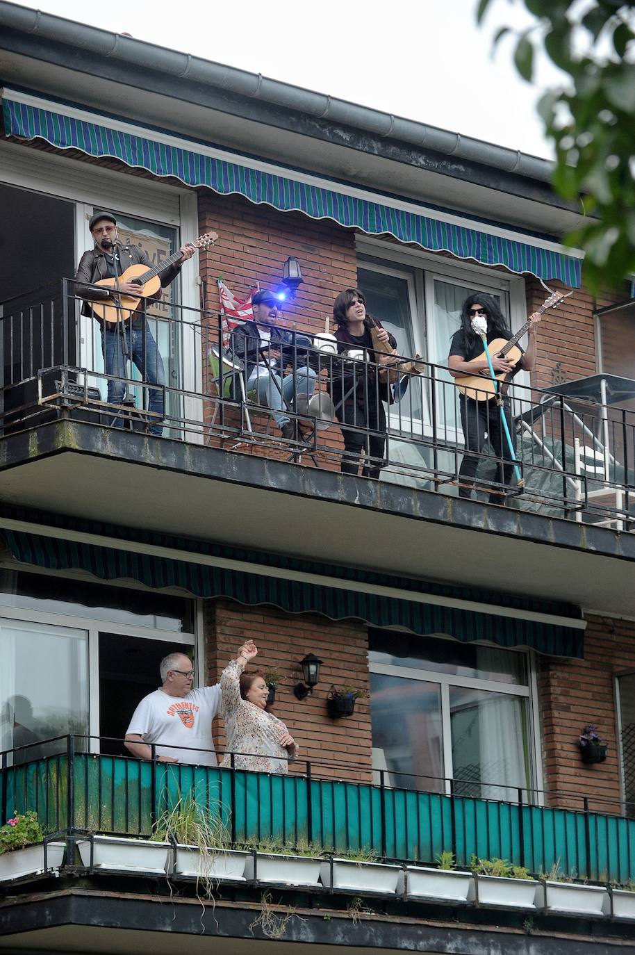 Fotos: El genial concierto de un grupo de amigos de Algorta desde su balcón