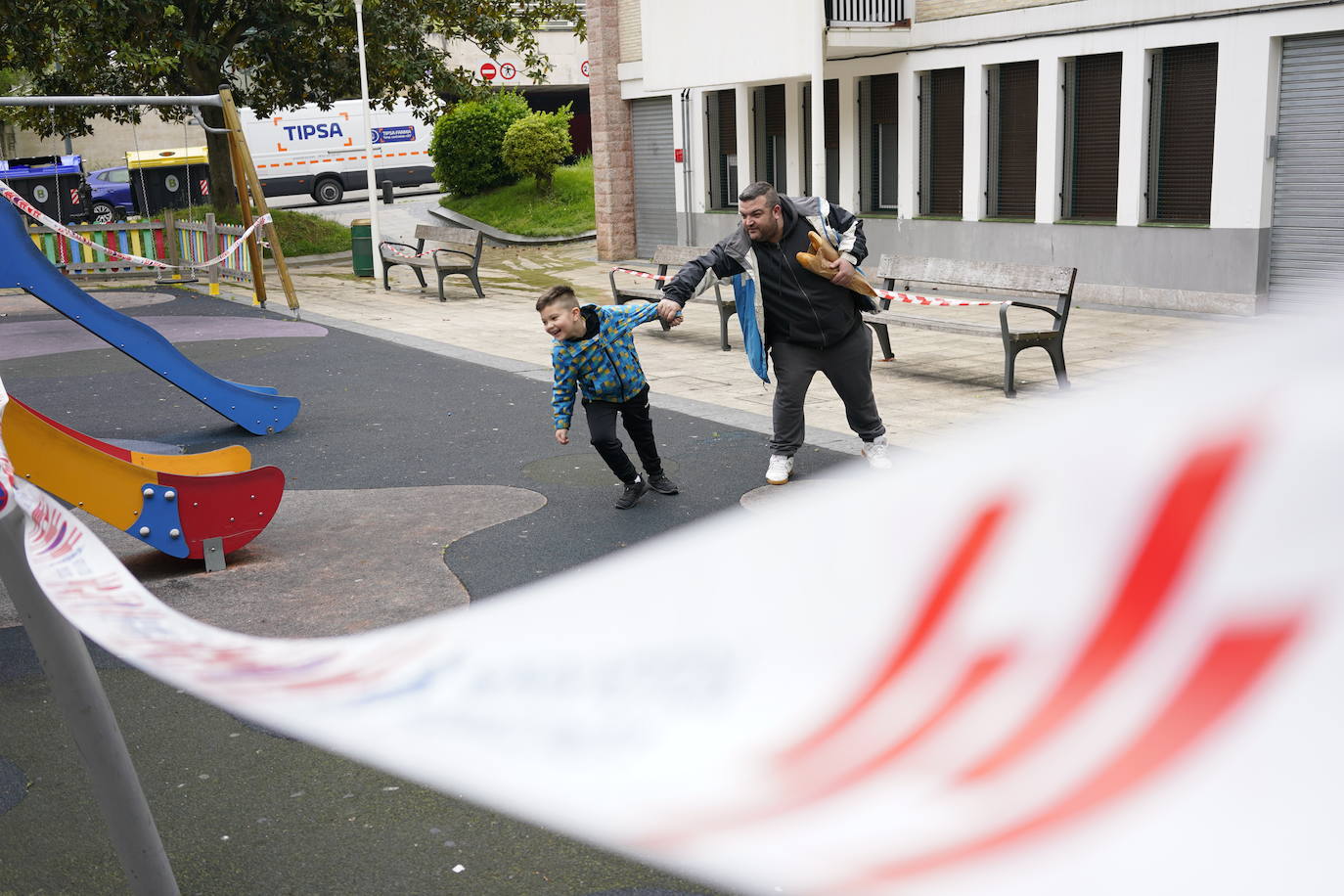 Santi bromea con su padre Manuel con ir a los columpios en Otxarkoaga.