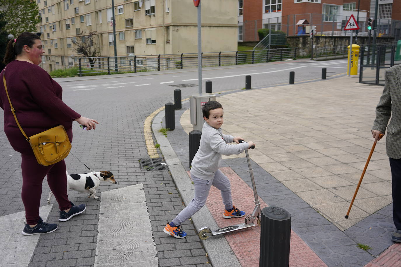 Iñaki y Jeni dan un paseo por Otxarkoaga.