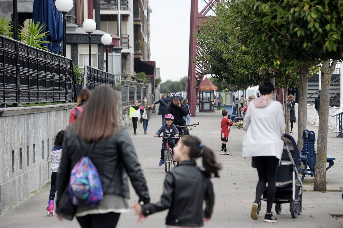 Paseo dominical con los niños en las inmediaciones del Puente Colgante, en Portugalete.