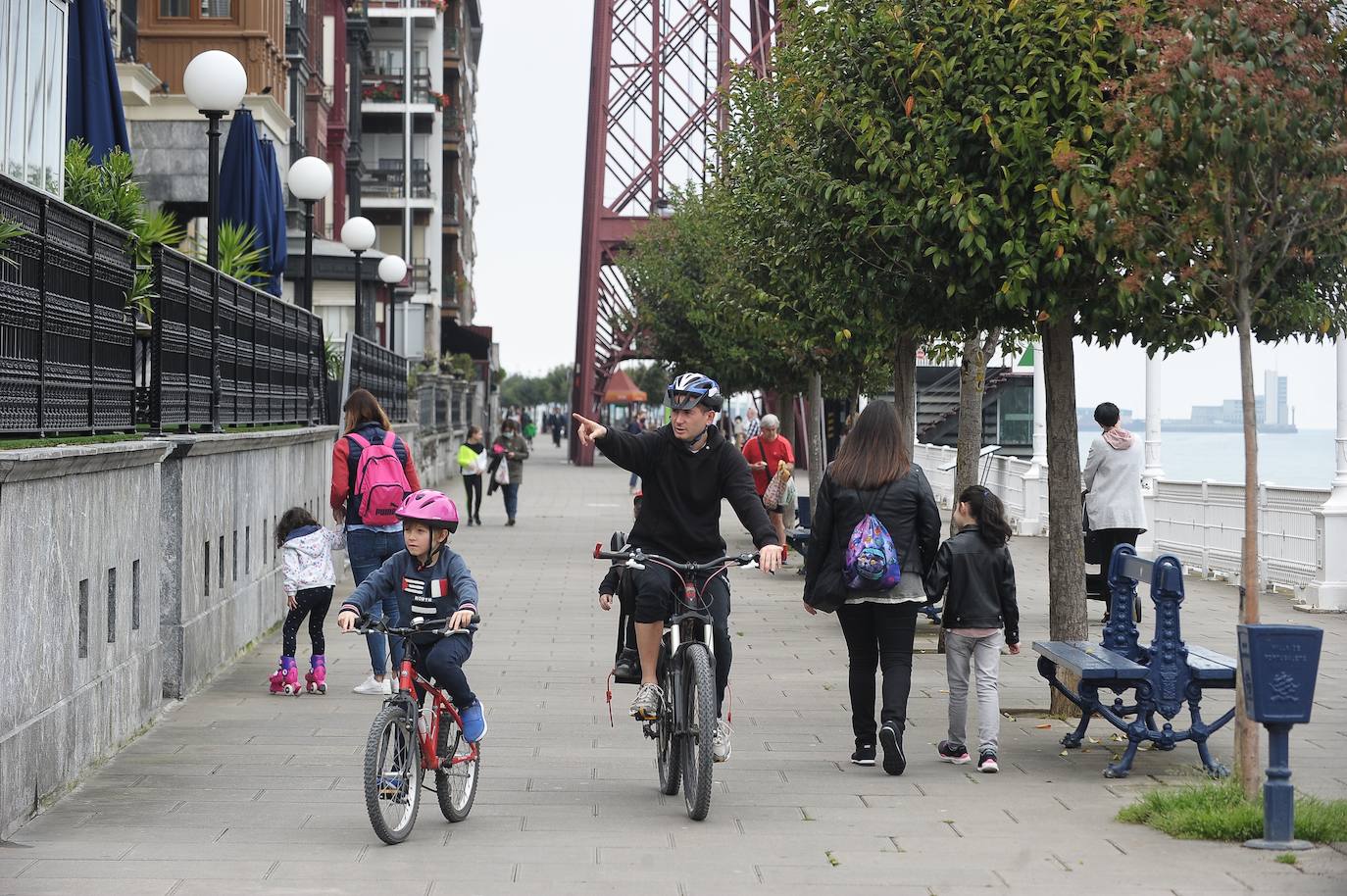 Paseo dominical con los niños en las inmediaciones del Puente Colgante, en Portugalete.