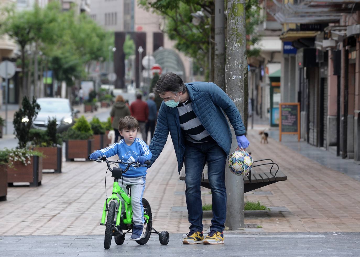 Paseo dominical con los niños en las inmediaciones del Puente Colgante, en Portugalete.