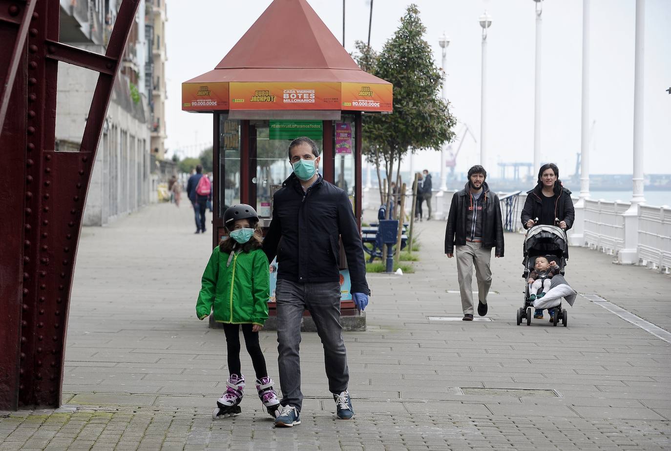 Paseo dominical con los niños en las inmediaciones del Puente Colgante, en Portugalete.