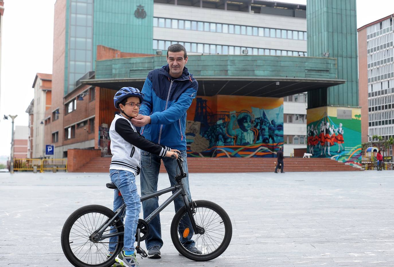 Tras 42 días de confinamiento, los niños han podido disfrutar de una hora de juego en Herriko Plaza, en Barakaldo.