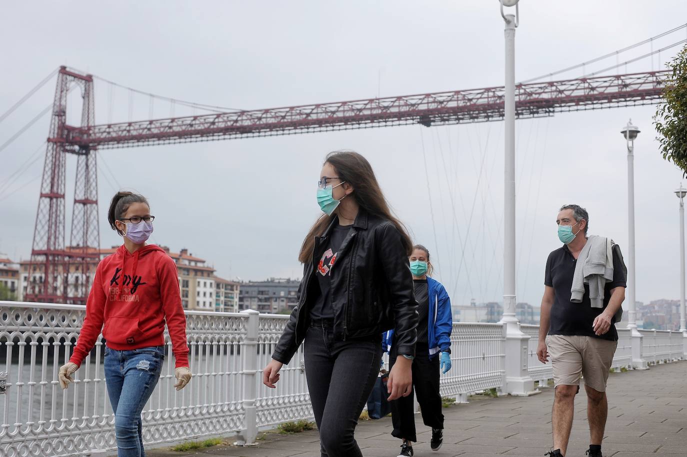 Paseo dominical con los niños en las inmediaciones del Puente Colgante, en Portugalete.