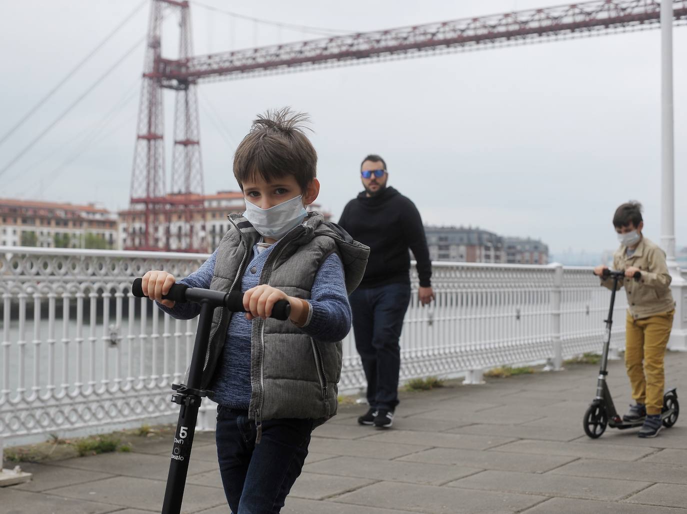 Paseo dominical con los niños en las inmediaciones del Puente Colgante, en Portugalete.