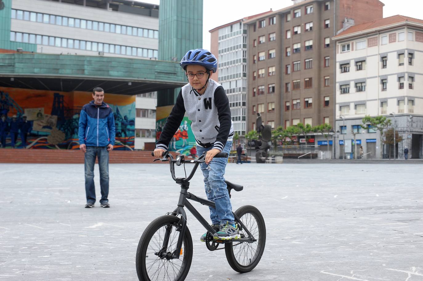 Tras 42 días de confinamiento, los niños han podido disfrutar de una hora de juego en Herriko Plaza, en Barakaldo.