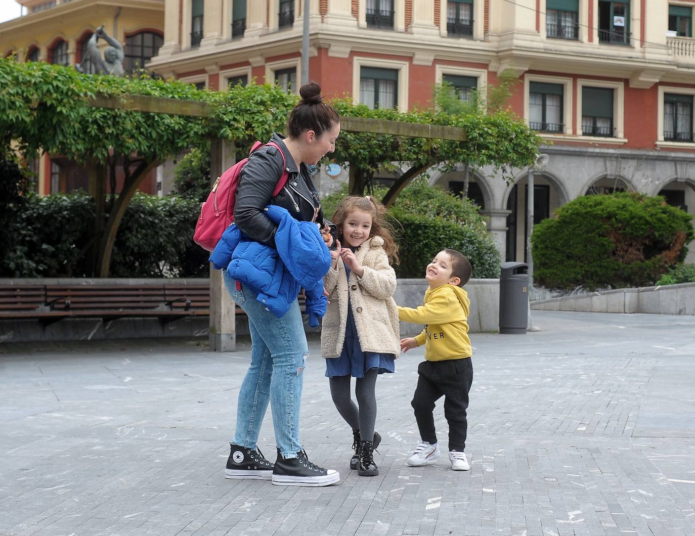 Tras 42 días de confinamiento, los niños han podido disfrutar de una hora de juego en Herriko Plaza, en Barakaldo.