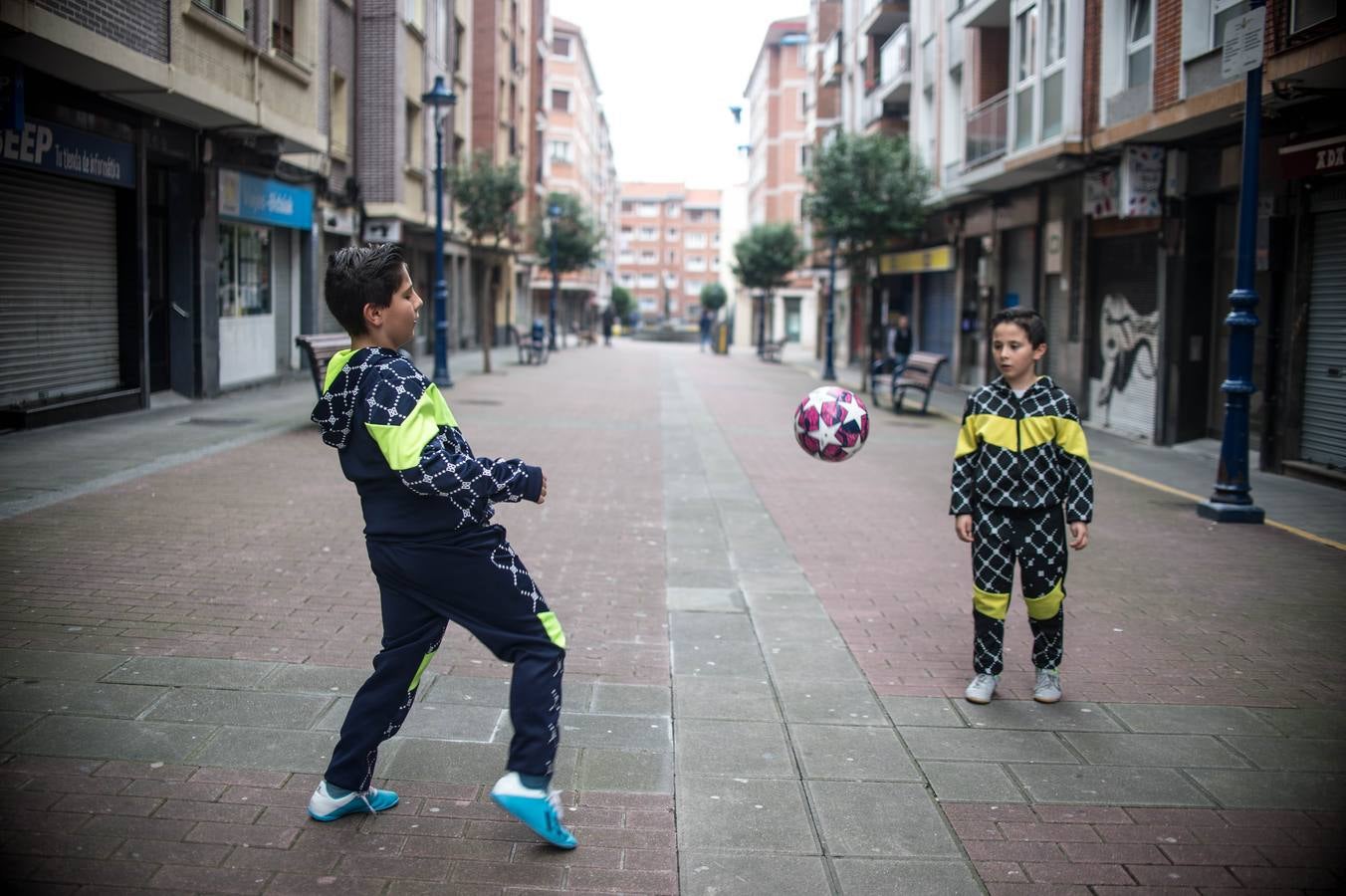 Los portugalujos más pequeños no dudan en poder dar unos toques al balón.