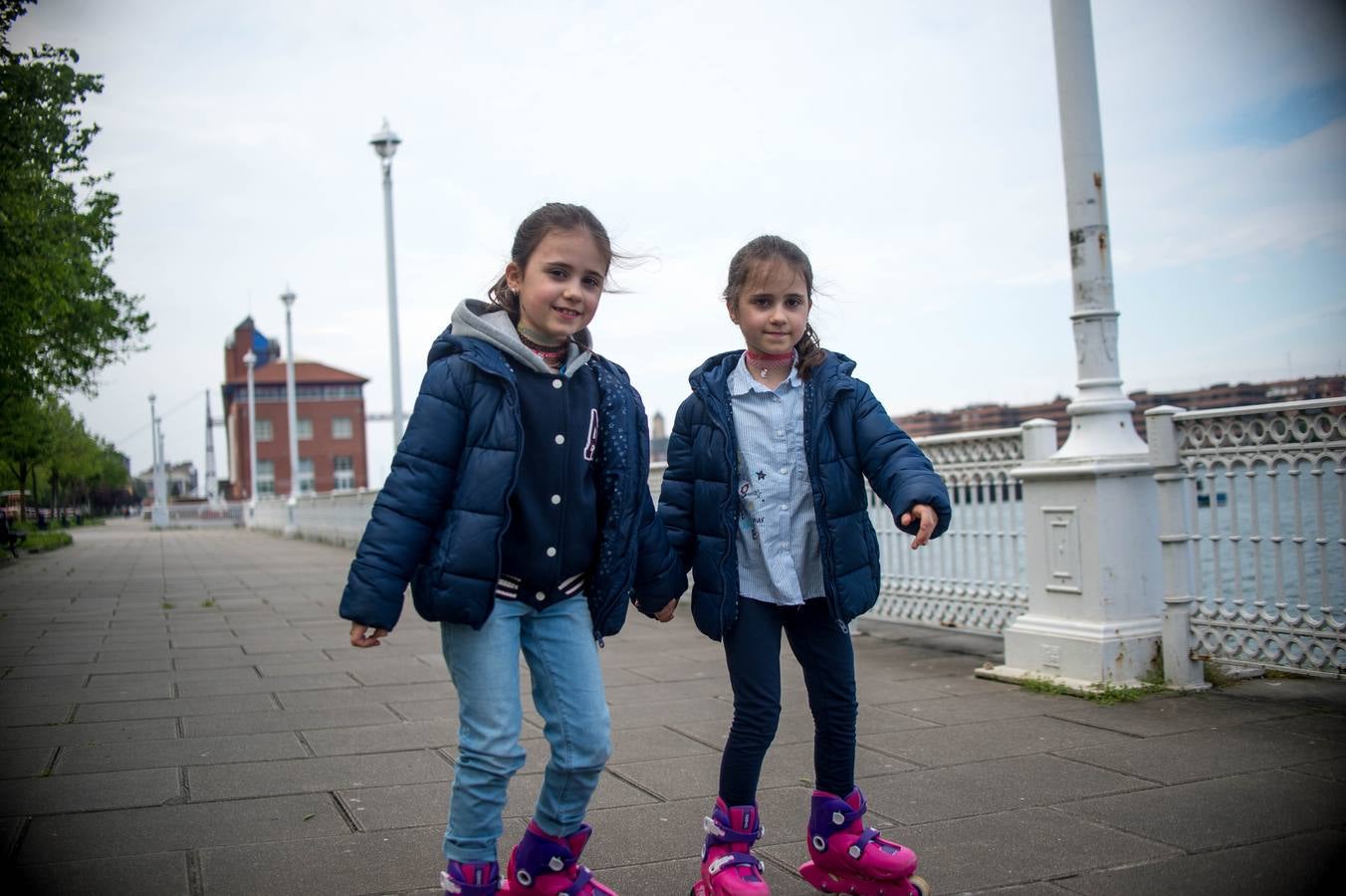 El muelle de Portugalete ocupado este domingo por los más txikis.