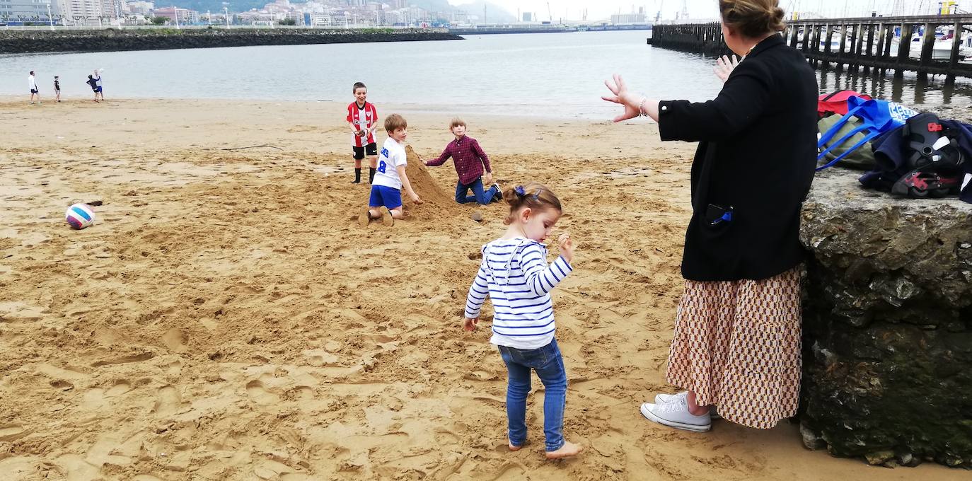 La playa de Las Arenas también acogió a los más pequeños