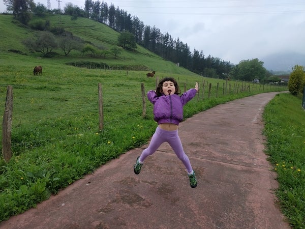 Olatz Gómez, de seis años, salta de alegría tras pisar por primera vez en mes y medio el bidegorri de Markina-Etxebarria.