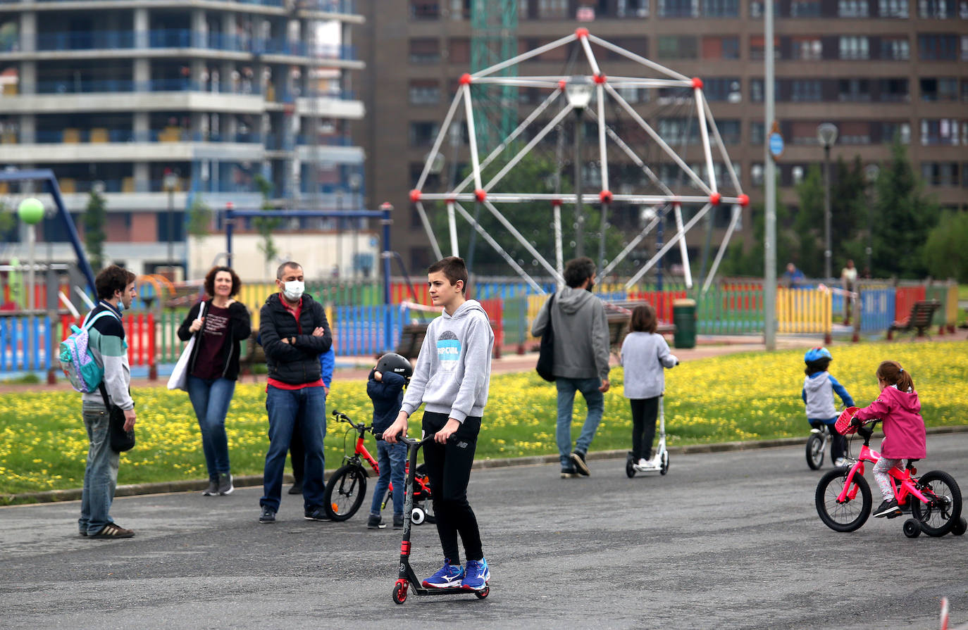 Patinetes, bicicletas... Todo menos los columpios tenían hueco en Txurdinaga.