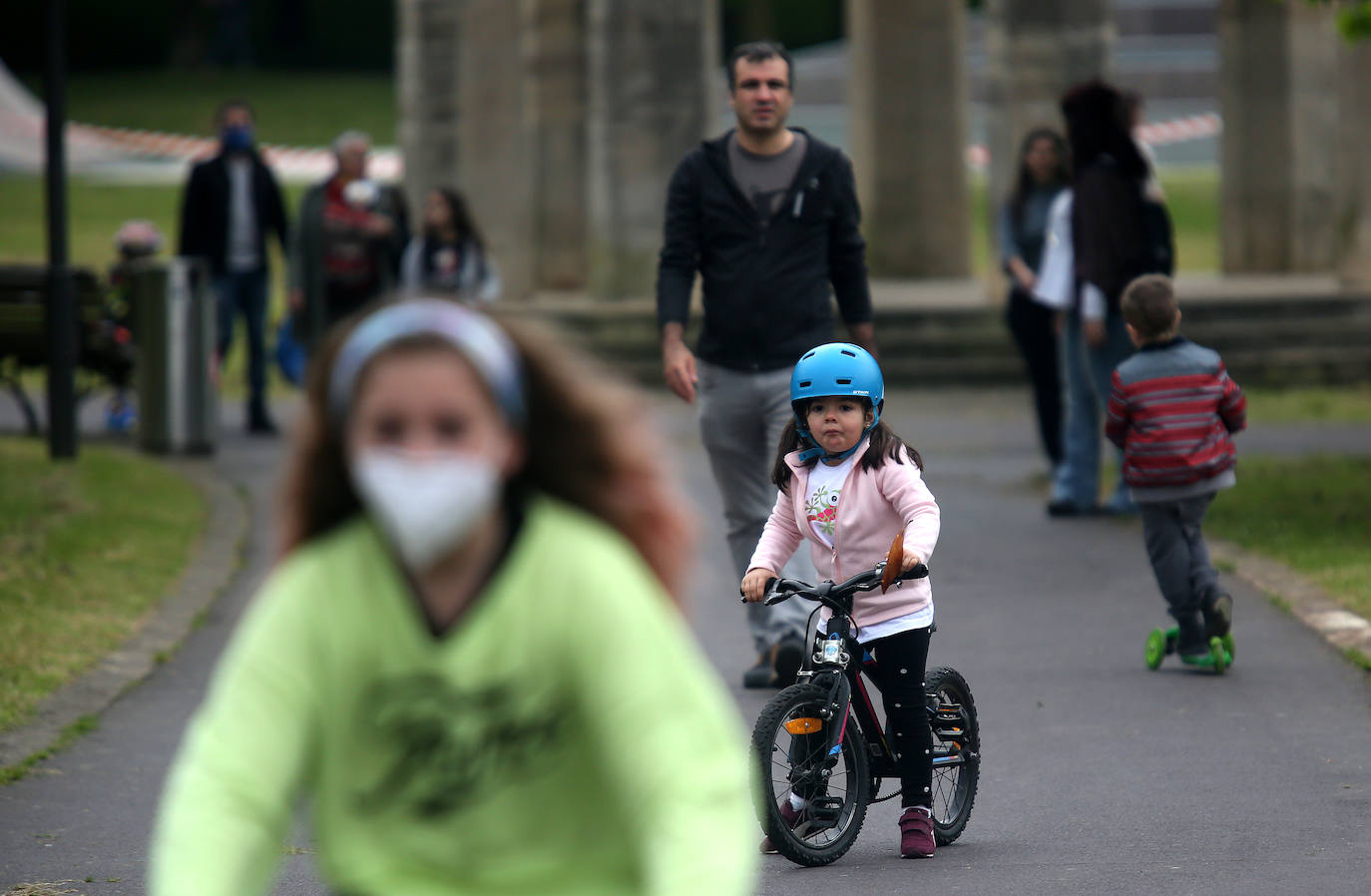 Había niños con mascarilla, pero también con casco para la bicicleta en Txurdinaga.