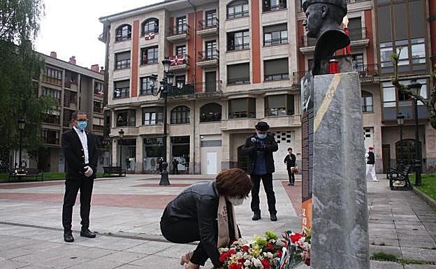 Gernika rinde homenaje al alcalde del bombardeo y al periodista George Steer