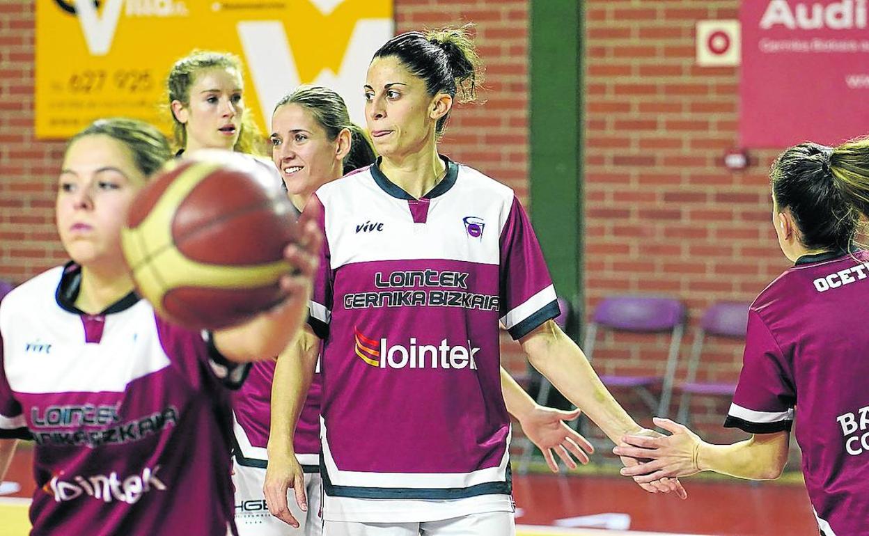 A la espera . Las jugadoras del Lointek Gernika en la ronda de calentamiento antes de afrontar un partido de la EuroCup Women en el polideportivo de Maloste. 