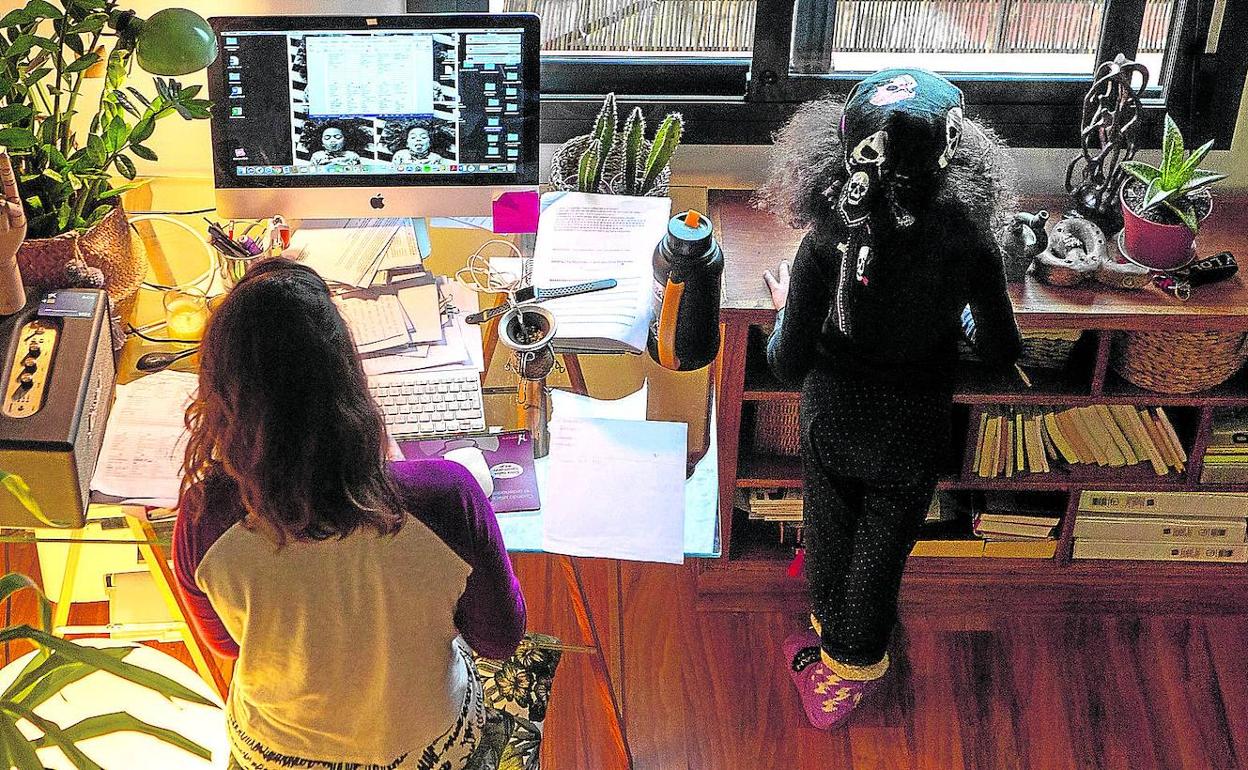 La barrera que separa el trabajo y la vida familiar se desdibuja con el teletrabajo. 