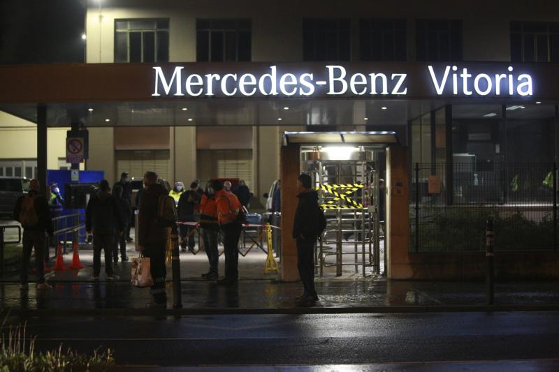 Fotos: Un millar de trabajadores pone hoy otra vez en marcha la maquinaria industrial de Mercedes