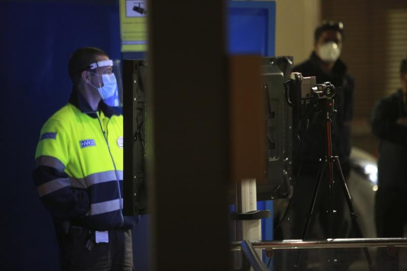 Fotos: Un millar de trabajadores pone hoy otra vez en marcha la maquinaria industrial de Mercedes