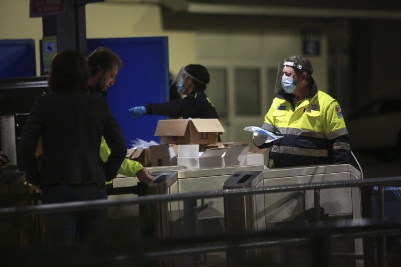 Fotos: Un millar de trabajadores pone hoy otra vez en marcha la maquinaria industrial de Mercedes