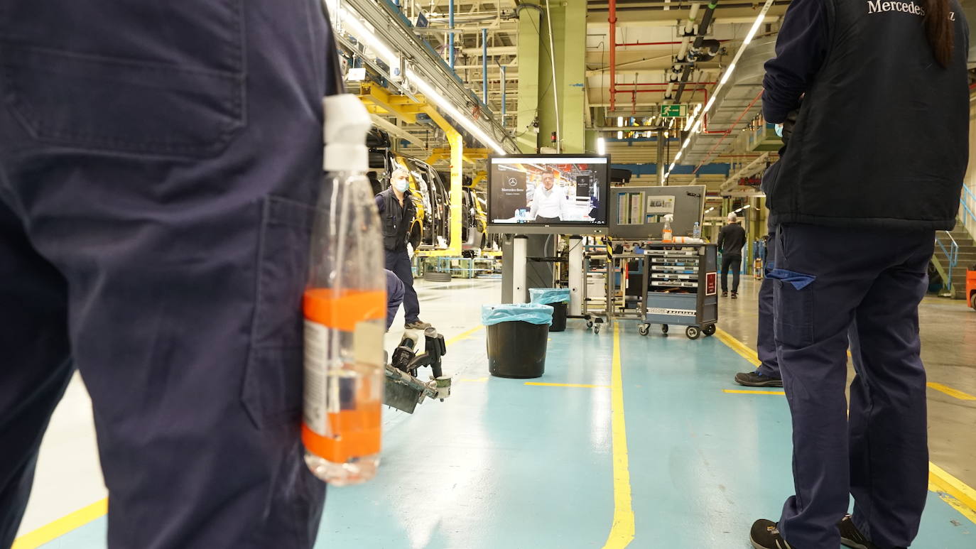Fotos: Un millar de trabajadores pone hoy otra vez en marcha la maquinaria industrial de Mercedes
