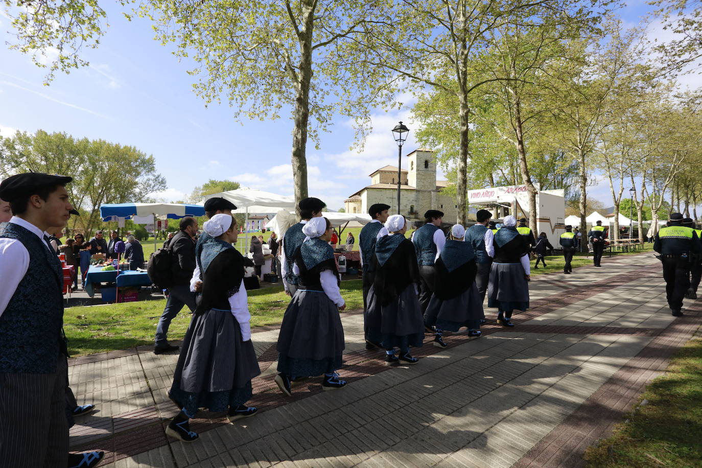 En parejas hacia Armentia para celebrar y bailar el día del santo. 