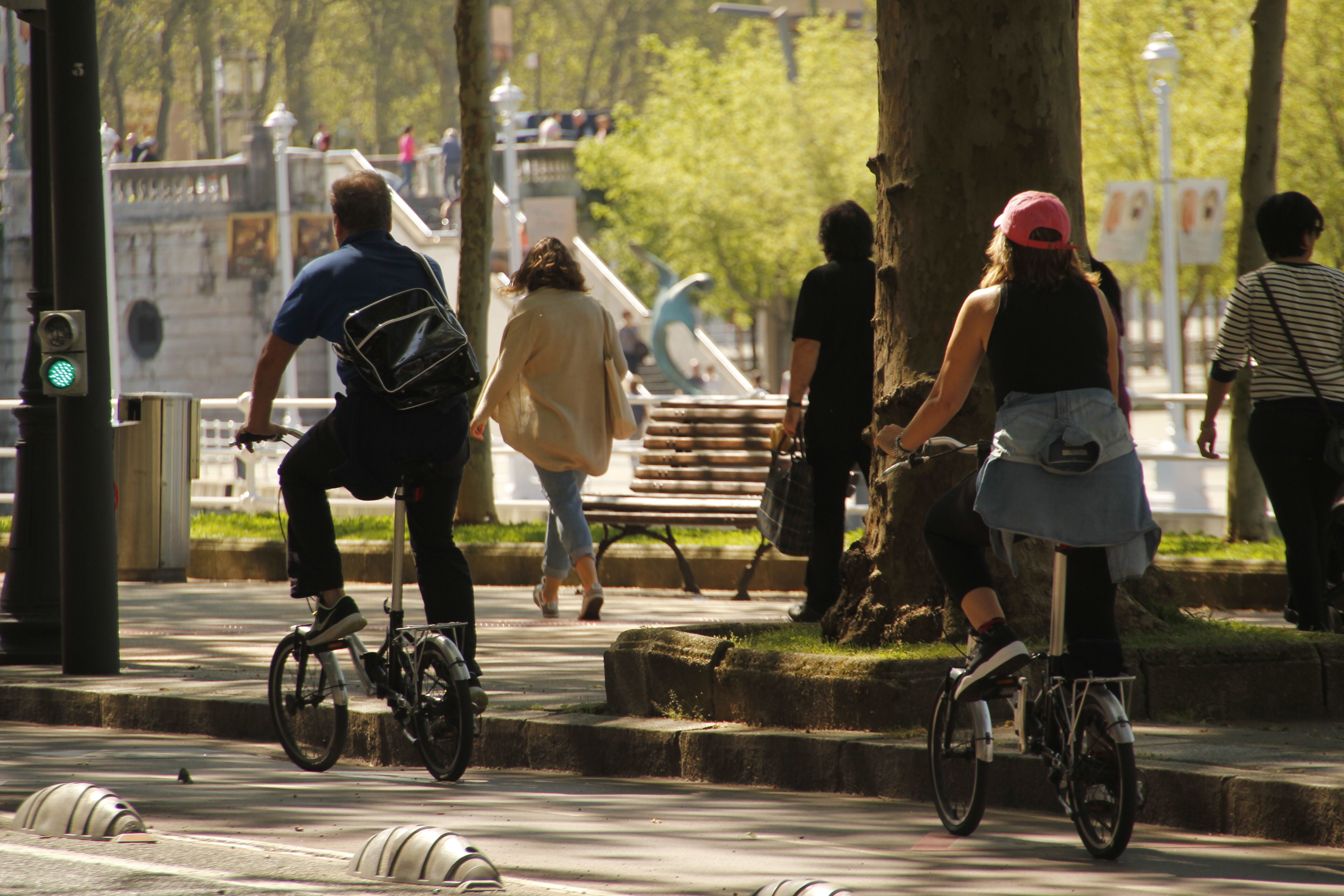 Dos personas van en bicicleta guardando la distancia. 