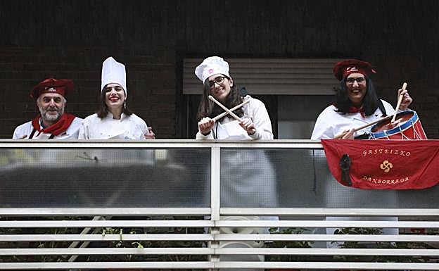 Los barrios de Vitoria, unos más que otros, han hecho alarde de organización en sus particulares retretas. 