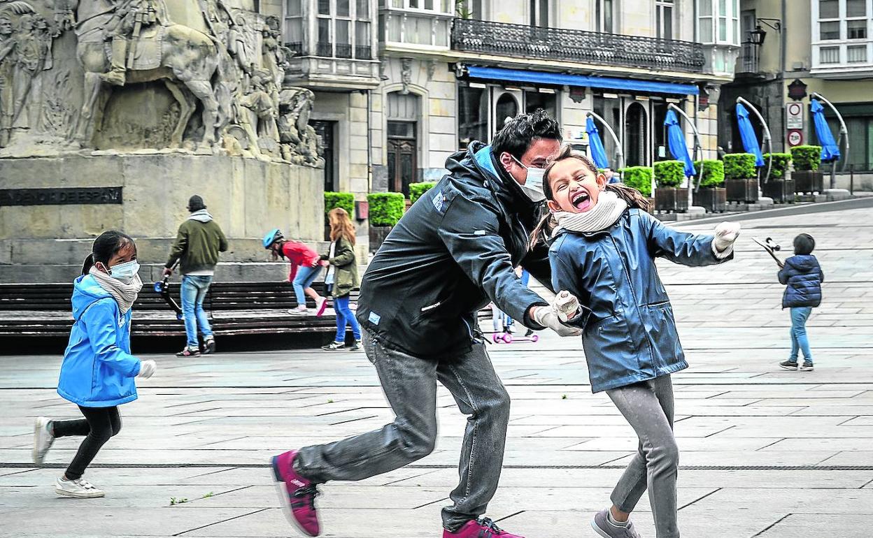 Los niños reconquistaron la plaza de la Virgen Blanca a falta de terrazas y turistas. 