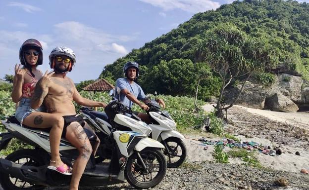 Imagen principal - De ruta motera, con policías balineses y posando en un acantilado. 