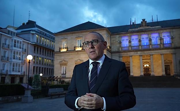 Ramiro González ha grabado su discurso en la plaza de la Provincia. 